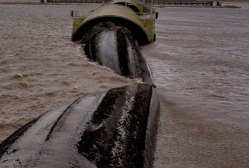 В Болгарии на реке Марица прорвало дамбу, потоки воды угрожают затоплением селу