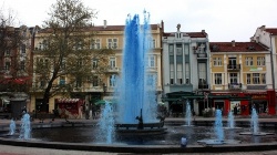 В Болгарии открылся фонтан с голубой водой