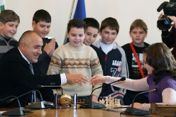 Премьер Болгарии сыграл в шахматы с 10-летней вице-чемпионкой мира