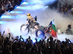 Леди Гага представила в болгарской столице красочное шоу