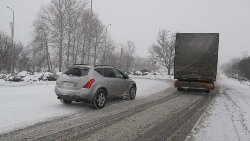 Обильный снегопад усложнил дорожную обстановку в стране