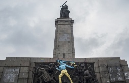 В центре болгарской столицы вандалы осквернили памятник Советской армии